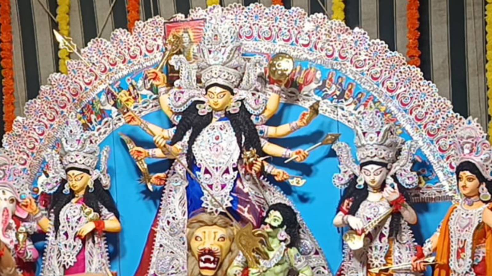 ভিটে হারানোর ক্ষত থেকে ঐতিহ্যের বন্ধন: আমাদের দুর্গাপুজোর সাত দশক